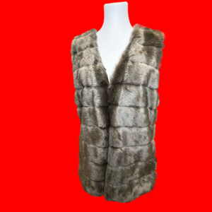 Vest Faux fur Taupe with pockets and eyelet closure’s women’s Med beautiful!